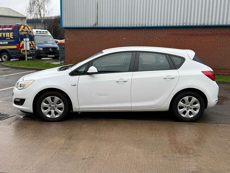 Used Vauxhall Astra Design Edition 2015 White Hatchback