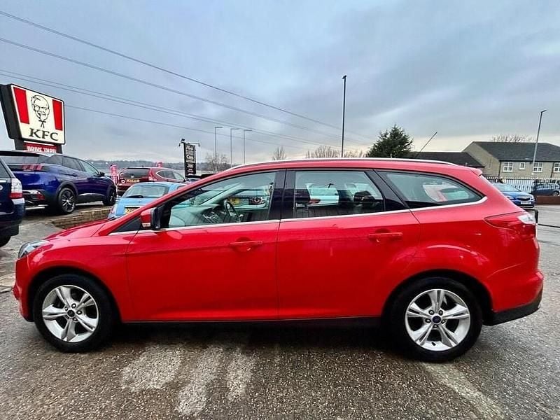 Used Ford Focus Zetec 105 HP (77 kW) 2013 Red Estate
