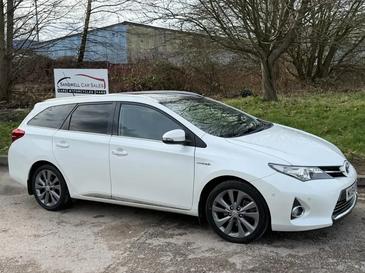 Used Toyota Auris Hybrid 136 HP (100 kW) 2014 White Estate