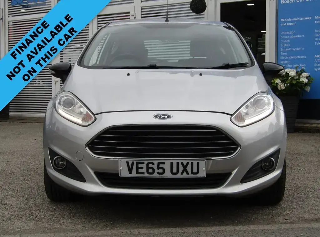 Begagnad Ford Fiesta Zetec 99 HK (72 kW) 2015 Silver Halvkombi