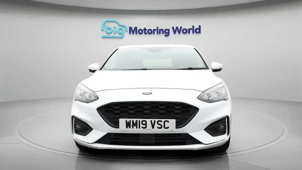 Used Ford Focus ST-Line 125 HP (91 kW) 2019 White Hatchback