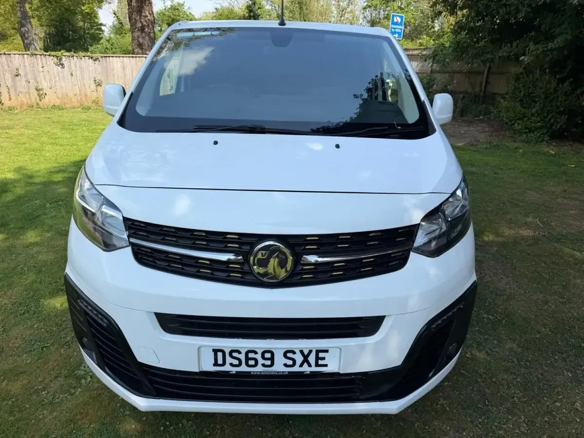 Second-hand Vauxhall Vivaro Sportive 2019 Alb Monovolum
