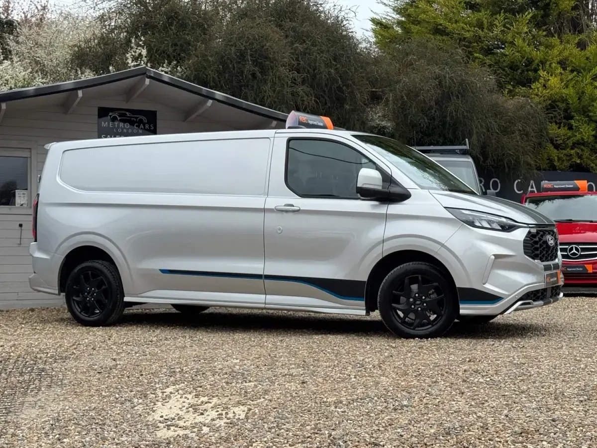 Usado Ford Transit Custom Sport 170 CV (125 kW) 2024 Plateado Van