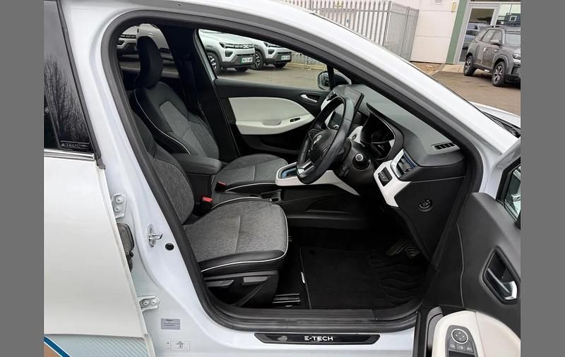 Used Renault Clio V 138 HP (101 kW) 2021 White Hatchback