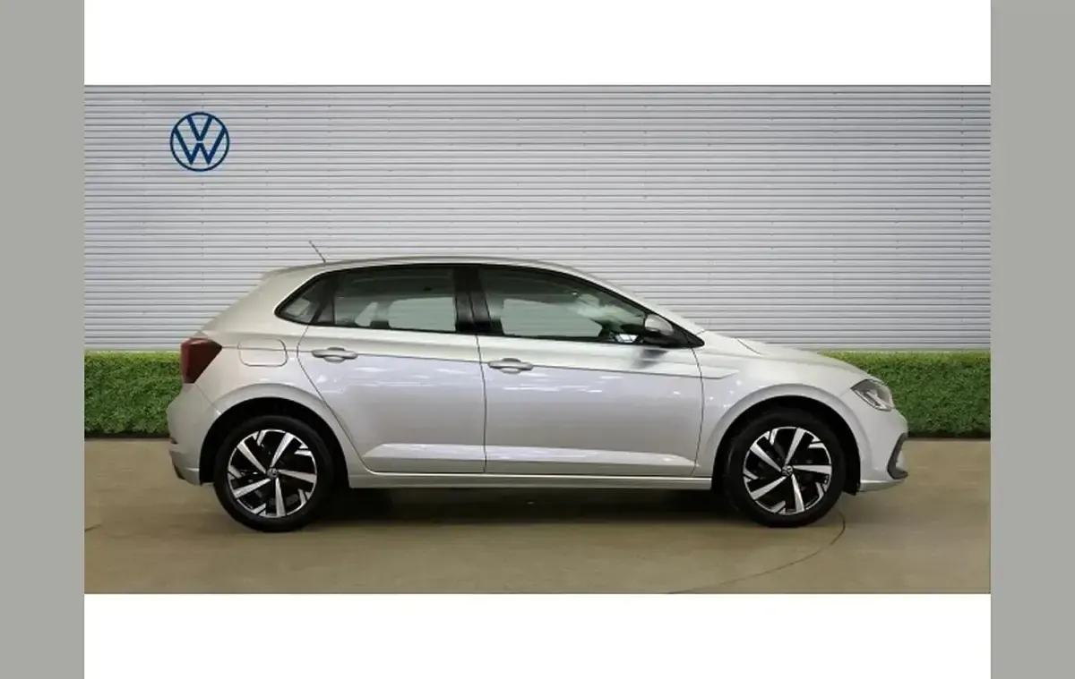 Used VW Polo Life 94 HP (69 kW) 2024 Silver Hatchback