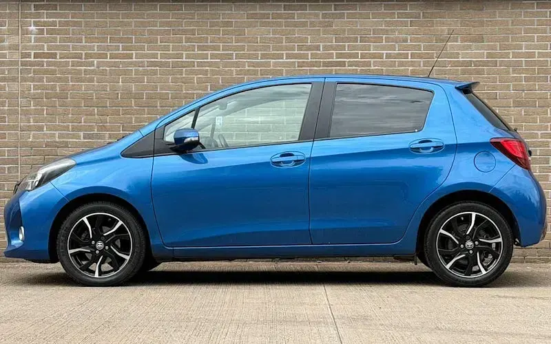 Used Toyota Yaris Design 99 HP (72 kW) 2016 Blue Hatchback