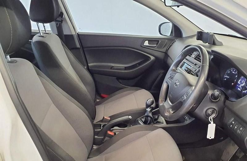 Used Hyundai i20 Edition 84 HP (61 kW) 2017 White Hatchback