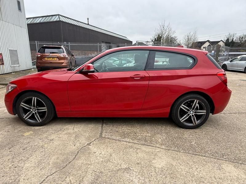 Begagnad BMW 116 Sport Line 2012 Röd Halvkombi