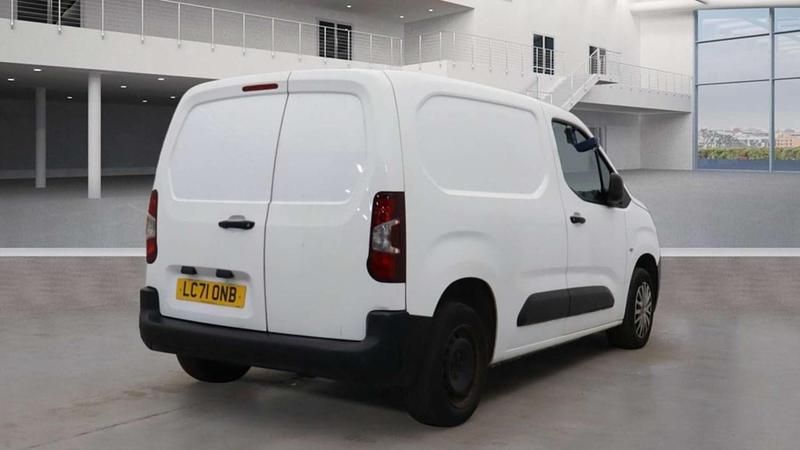 Used Citroën Berlingo 75 HP (55 kW) 2022 White MPV