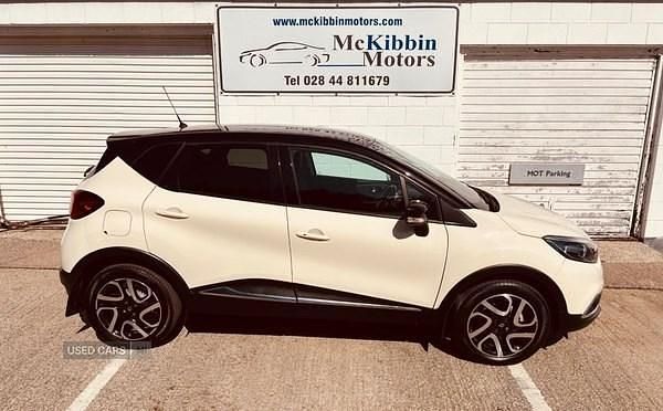 Cream/black Used 2016 Renault Captur Dynamique SUV | £7,495 (Fair price) - Image 1/4