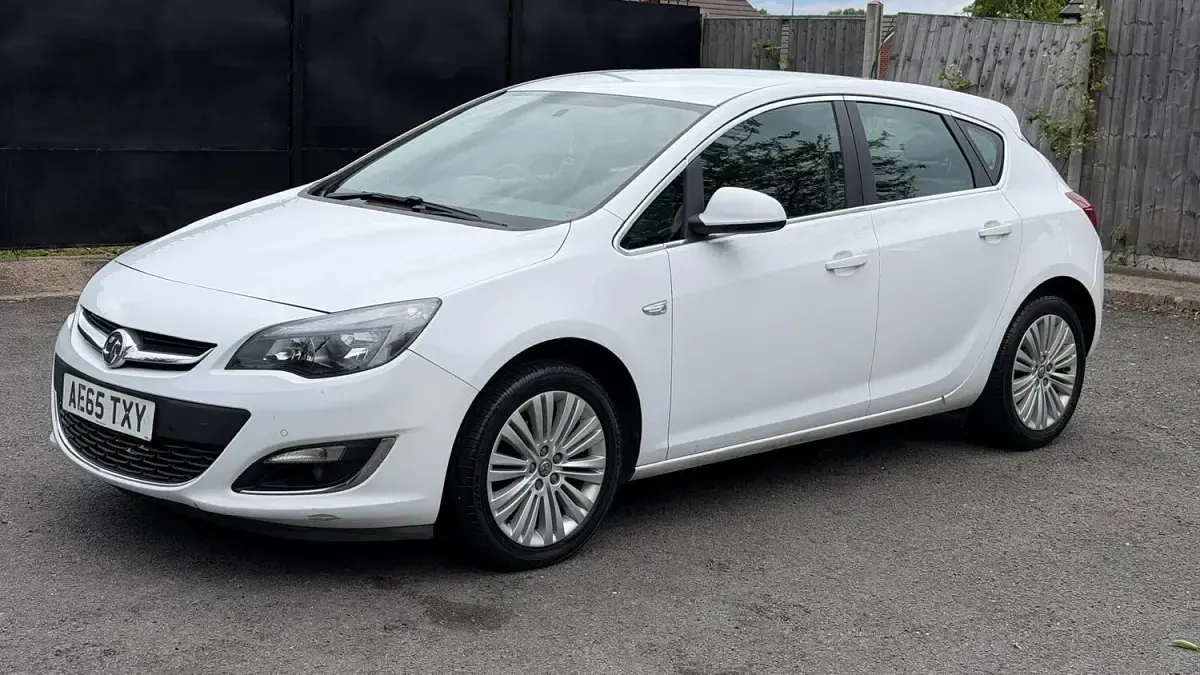 Used Vauxhall Astra Excite 2015 White Hatchback