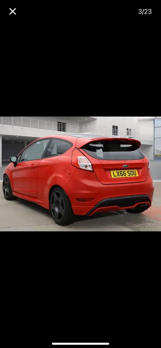 Usado Ford Fiesta Zetec 140 CV (102 kW) 2016 Rojo Utilitario