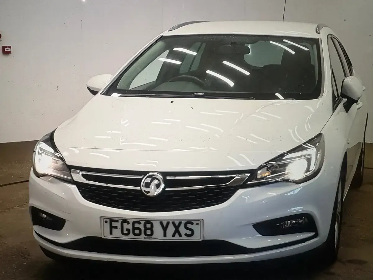 Used Vauxhall Astra 110 HP (80 kW) 2018 White Estate