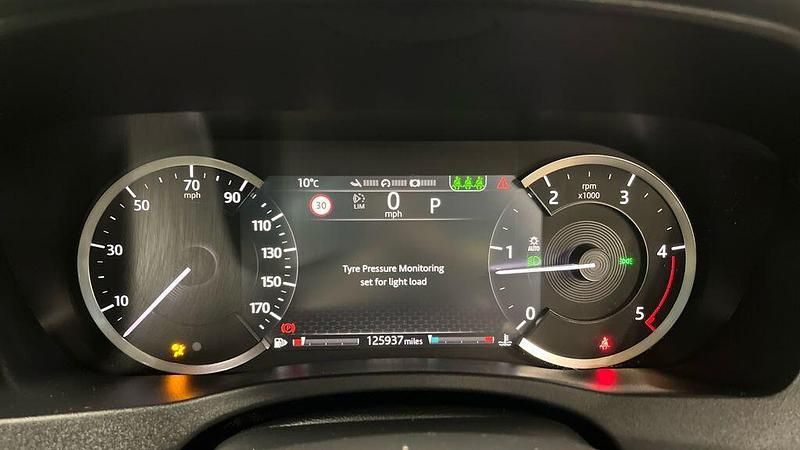 Begagnad Jaguar XE R-Dynamic 180 HK (132 kW) 2019 Svart Sedan