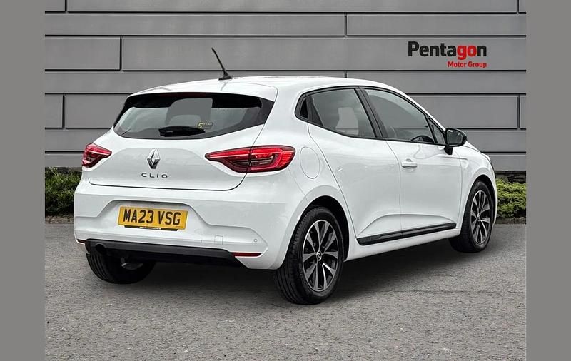 Used Renault Clio V Evolution 88 HP (64 kW) 2023 White Hatchback