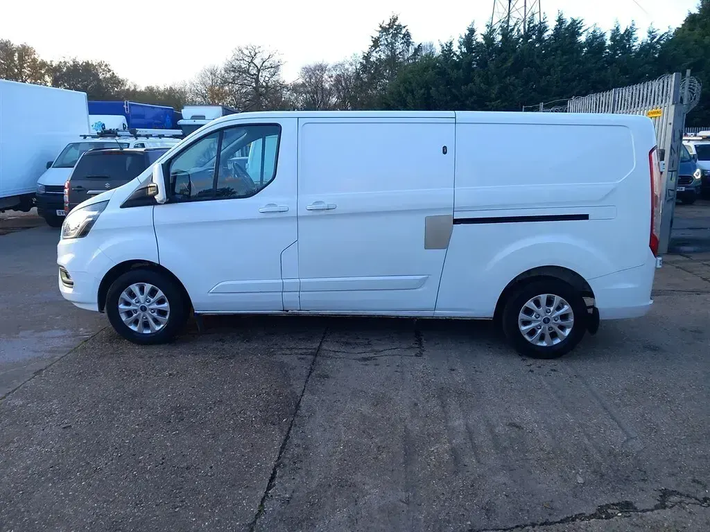 Used Ford Transit Custom Limited 130 HP (95 kW) 2022 White Van