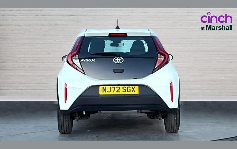 Used Toyota Aygo X PURE 72 HP (52 kW) 2022 White SUV