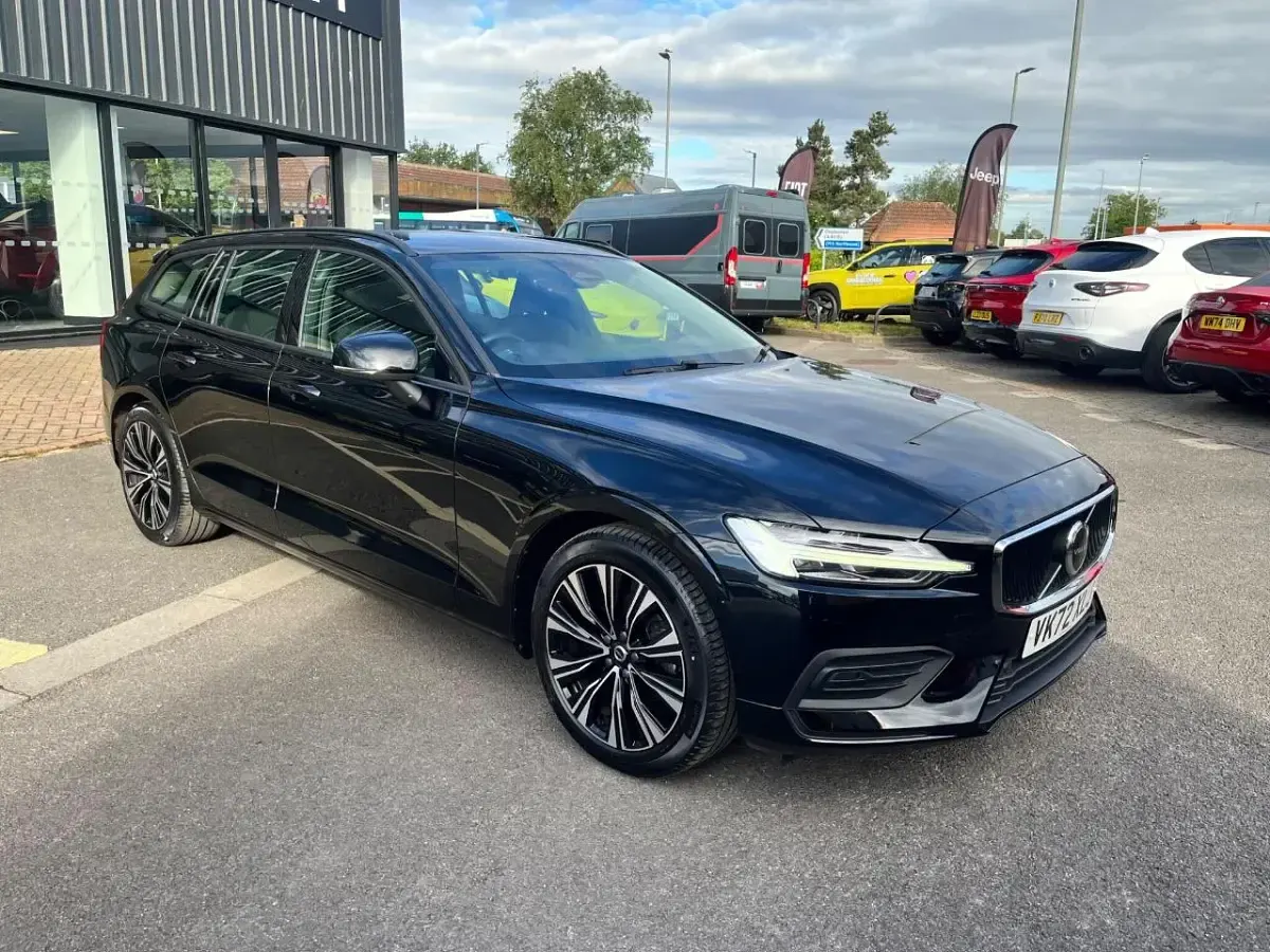Used Volvo V60 Core 161 HP (118 kW) 2022 Black Estate