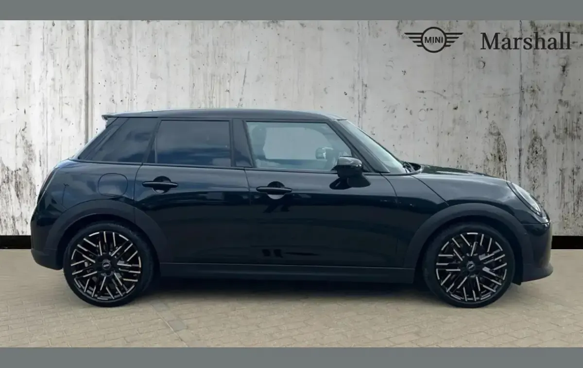 Begagnad Mini Cooper Exclusive 204 HK (150 kW) 2024 Svart Halvkombi