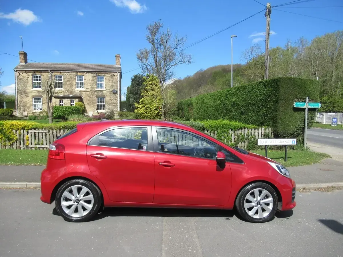Used Kia Rio 109 HP (80 kW) 2015 Red Hatchback