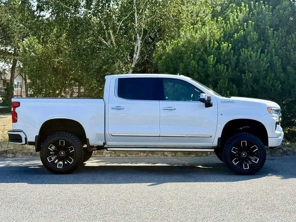 Used Chevrolet Silverado 420 HP (308 kW) 2025 White Sedan