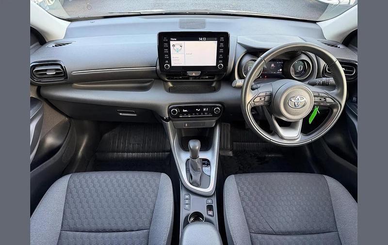 Used Toyota Yaris Hybrid Design 113 HP (83 kW) 2023 White Hatchback