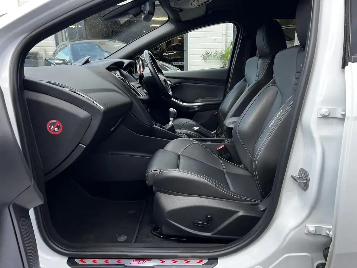 Used Ford Focus ST 250 HP (183 kW) 2015 White Hatchback