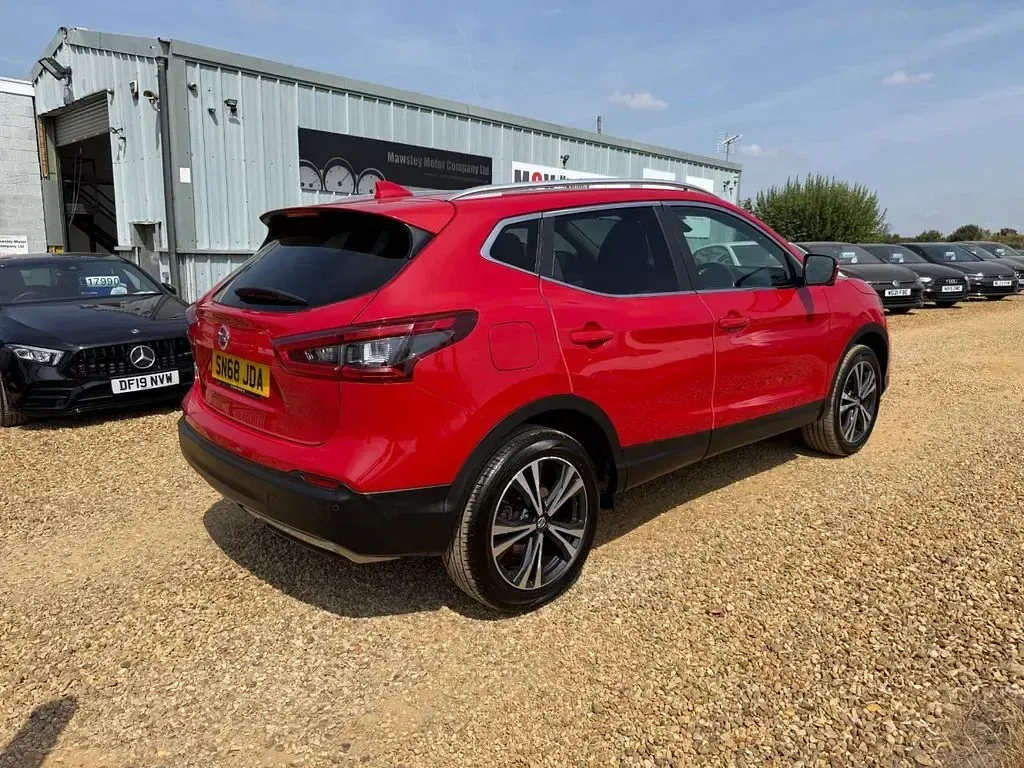 Used Nissan Qashqai N-Connecta 140 HP (102 kW) 2019 Red SUV