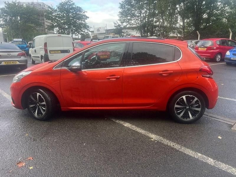 Used Peugeot 208 Allure Premium 82 HP (60 kW) 2018 Orange Hatchback