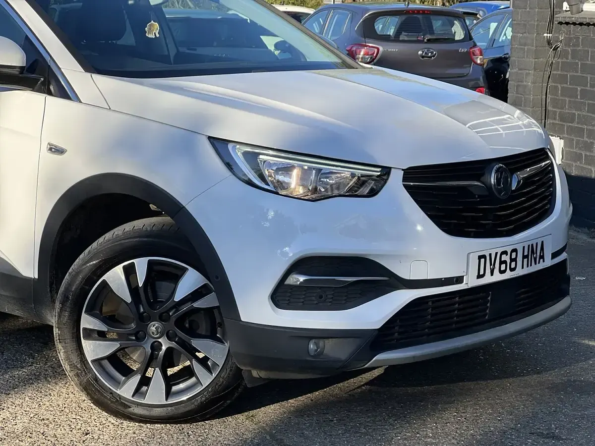 Used Vauxhall Grandland X Sport 130 HP (95 kW) 2018 White SUV