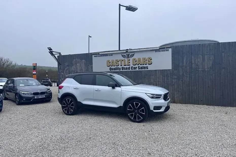 Used Volvo XC40 R-Design Pro 150 HP (110 kW) 2019 Glacier silver SUV