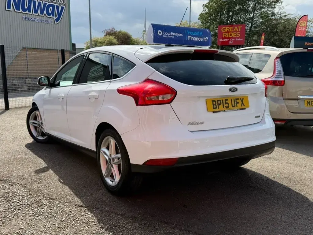Used Ford Focus Zetec 2015 White Hatchback