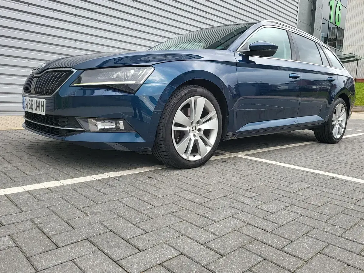 Used Skoda Superb SE L Executive 190 HP (139 kW) 2016 Blue Estate