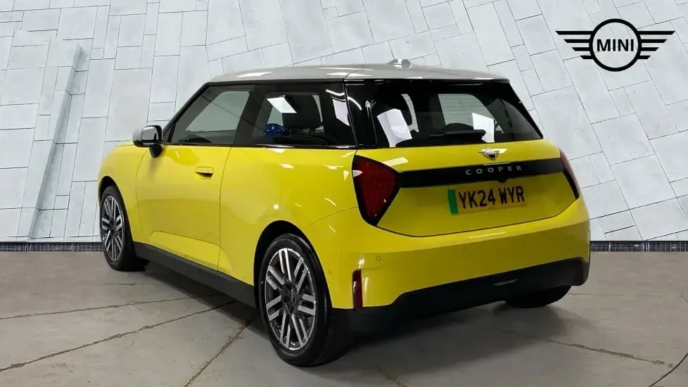 Used Mini Cooper Hatch 133 kW (181 HP) 2024 Yellow Hatchback