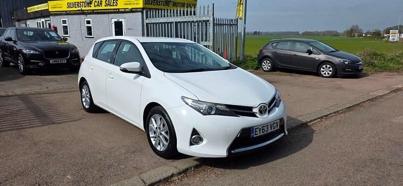 Used Toyota Auris 2013 White Hatchback