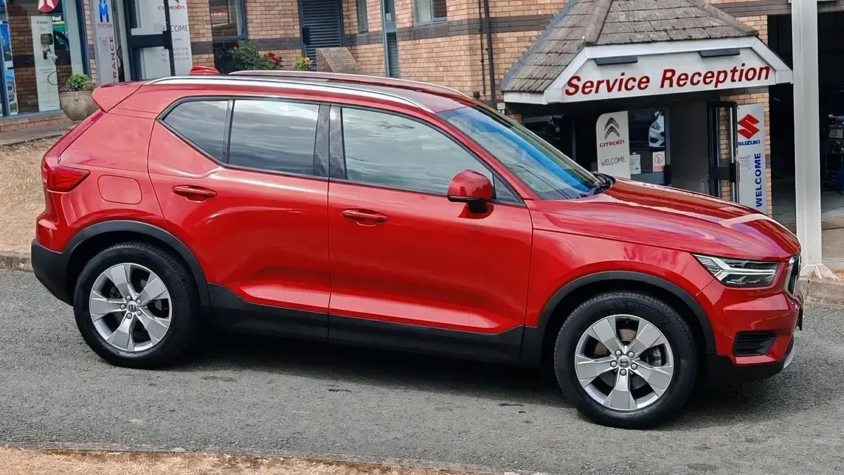 Used Volvo XC40 Momentum 190 HP (139 kW) 2019 Red SUV