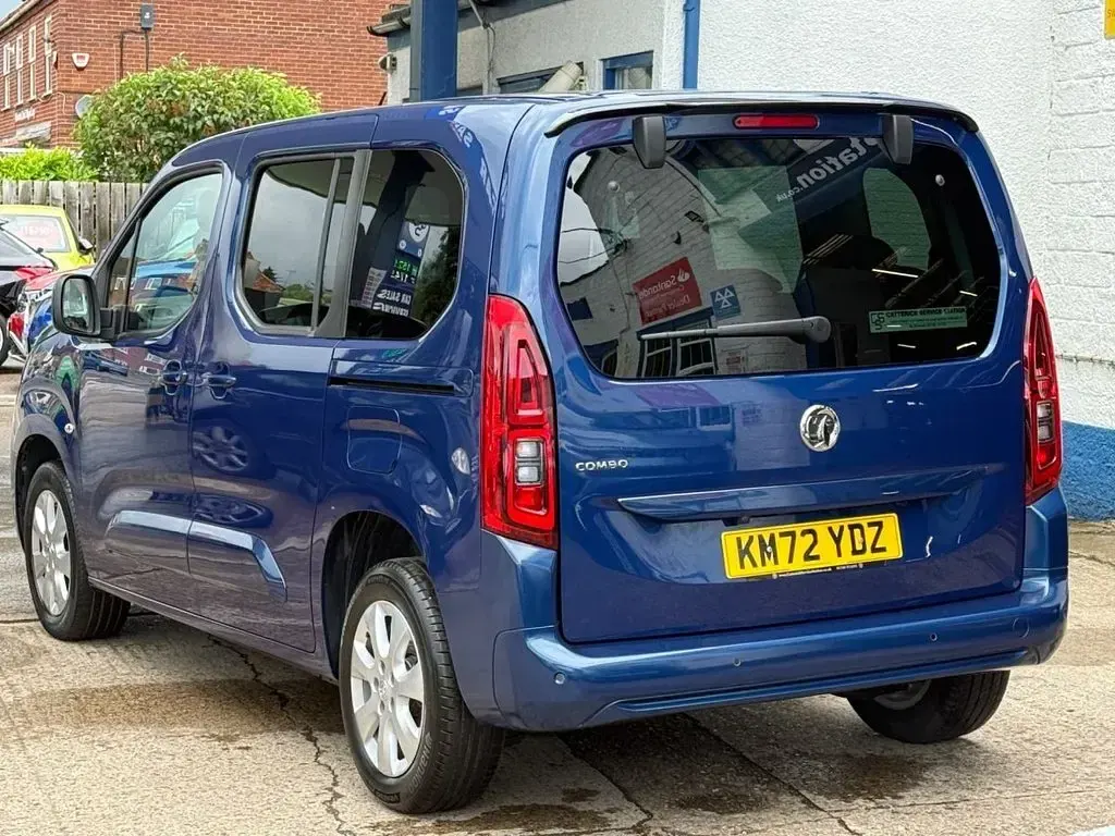 Used Vauxhall Combo S 100 HP (73 kW) 2022 Blue MPV