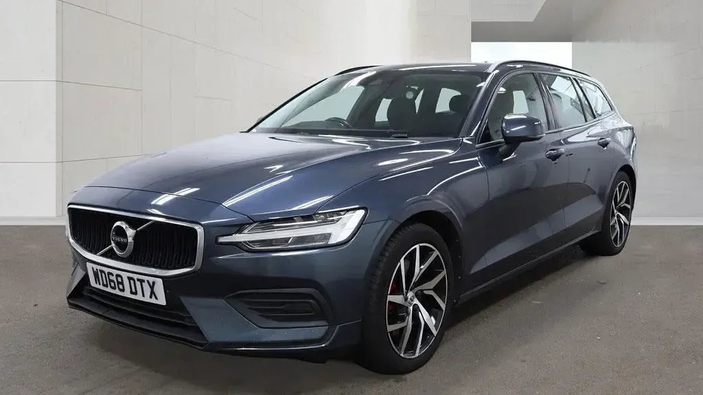 Used Volvo V60 Momentum 250 HP (183 kW) 2018 Blue Estate
