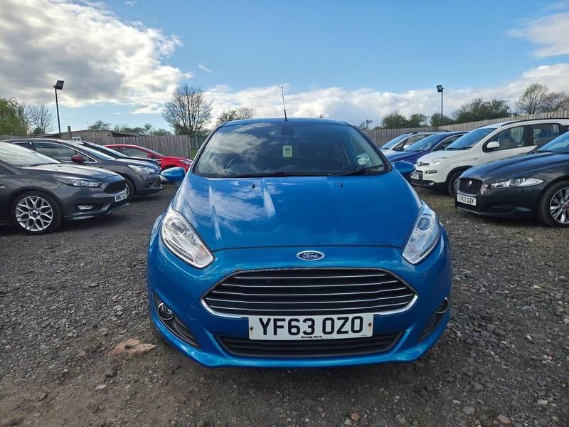 Używany Ford Fiesta Titanium 2013 Niebieski Hatchback