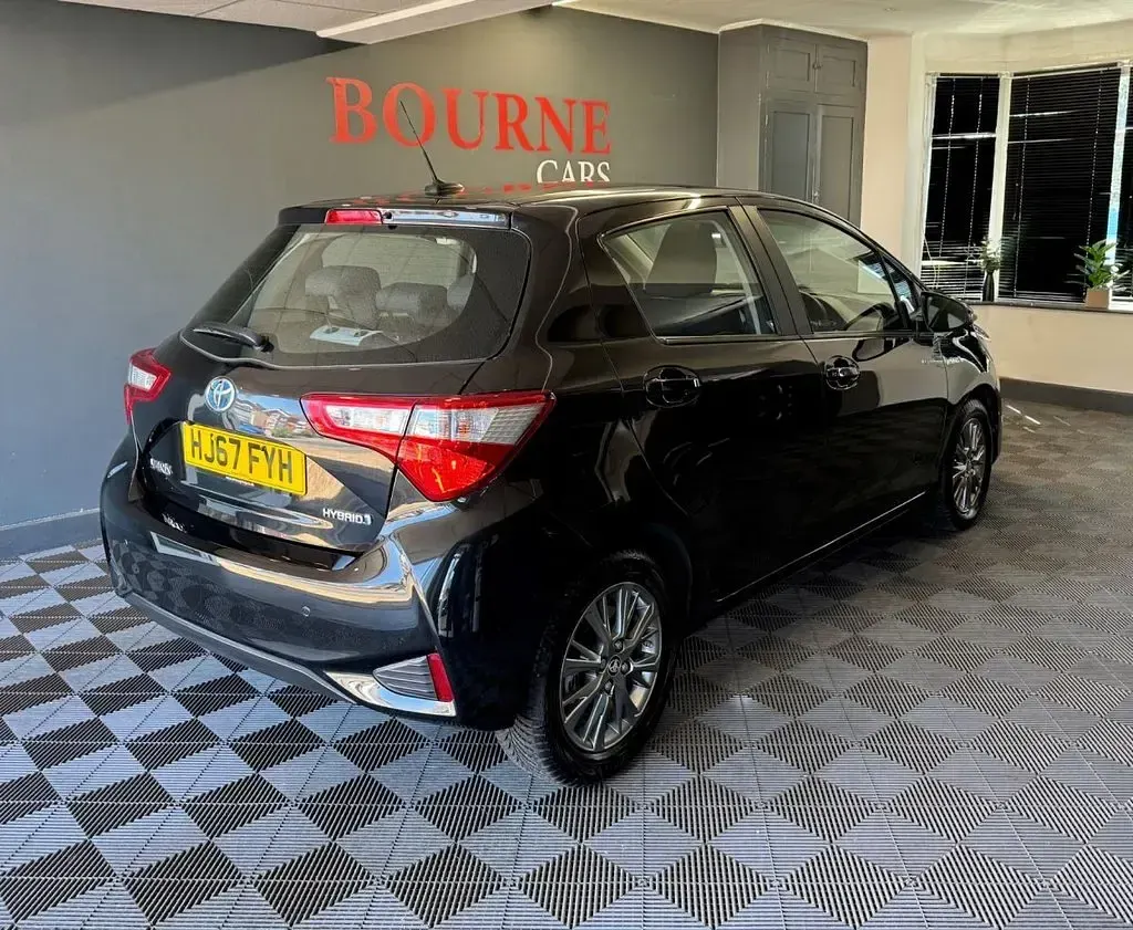 Used Toyota Yaris 100 HP (73 kW) 2017 Black Hatchback
