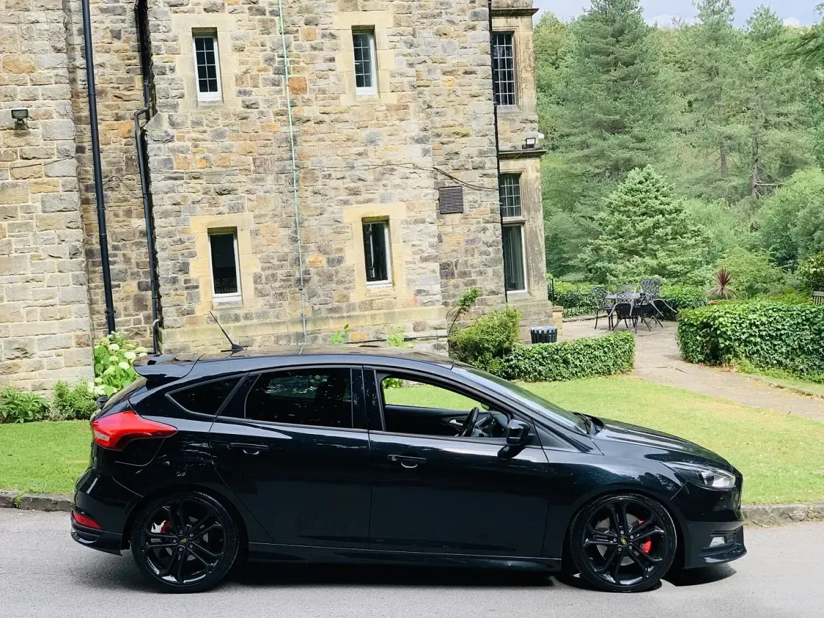 Used Ford Focus ST 185 HP (136 kW) 2015 Black Hatchback