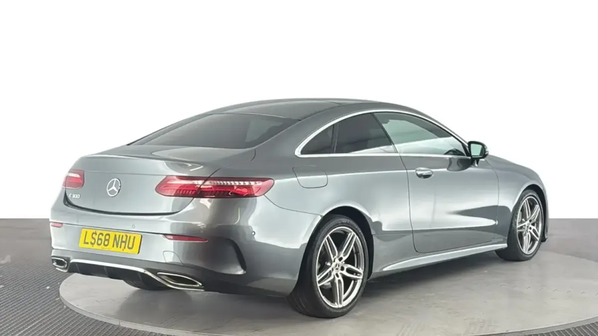 Usado Mercedes E300 AMG Line Premium 245 HP (180 kW) 2018 Cinzento Coupé