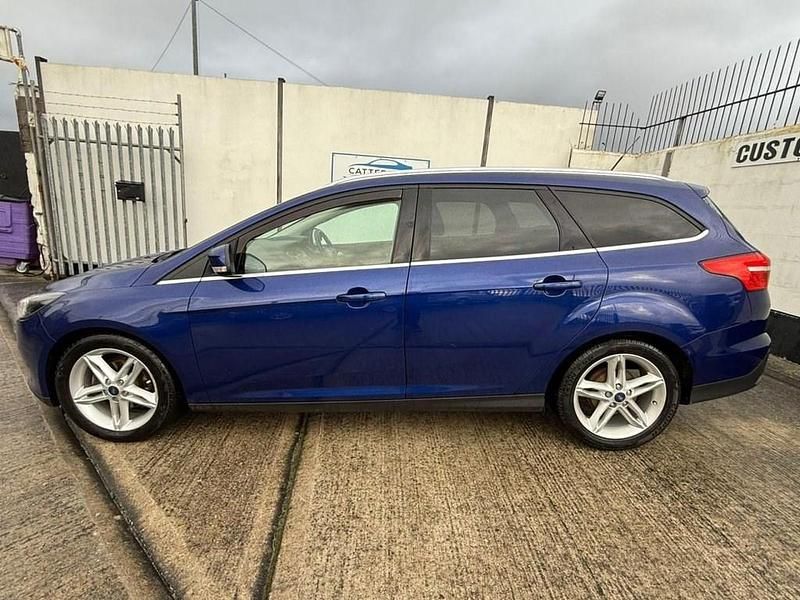 Used Ford Focus Zetec 120 HP (88 kW) 2015 Blue Estate