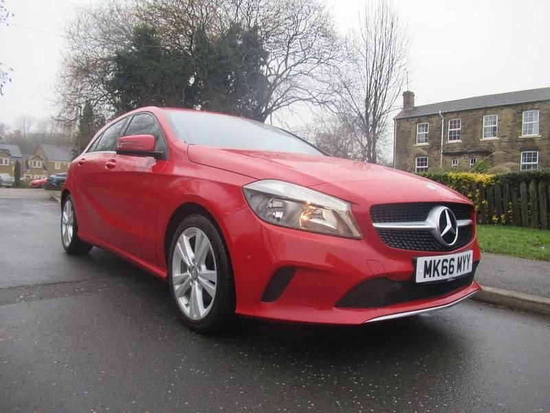 Begagnad Mercedes A180 Executive 2016 Röd Halvkombi