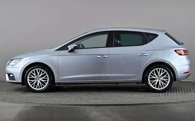Begagnad Seat Leon SE Dynamic 116 HK (85 kW) 2020 Silver Halvkombi