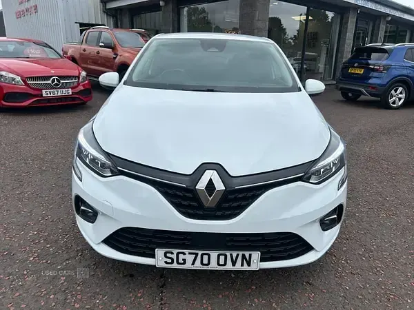 Used Renault Clio Iconic 100 HP (73 kW) 2020 White Hatchback