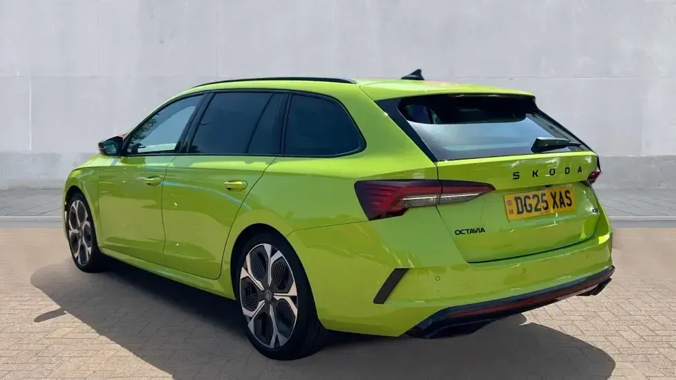 Used Skoda Octavia vRS 265 HP (194 kW) 2025 Green Estate