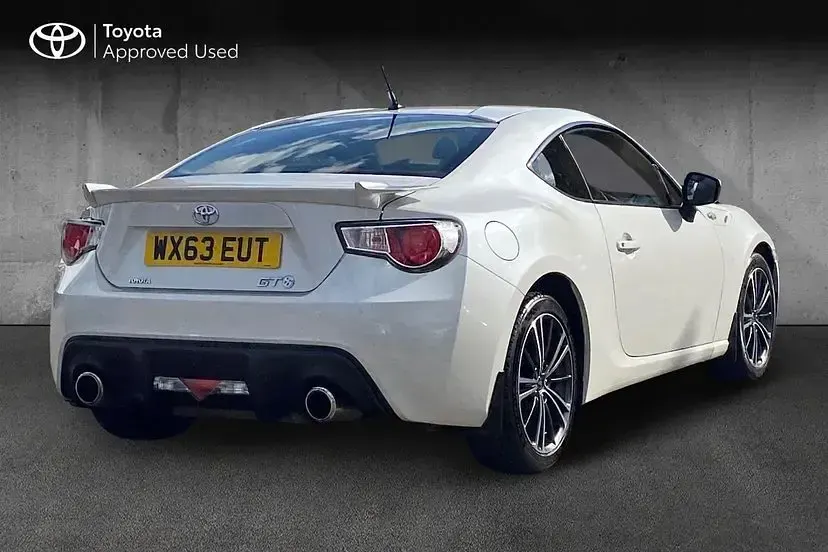Used Toyota GT86 GT 197 HP (144 kW) 2013 Pearl white Coupe