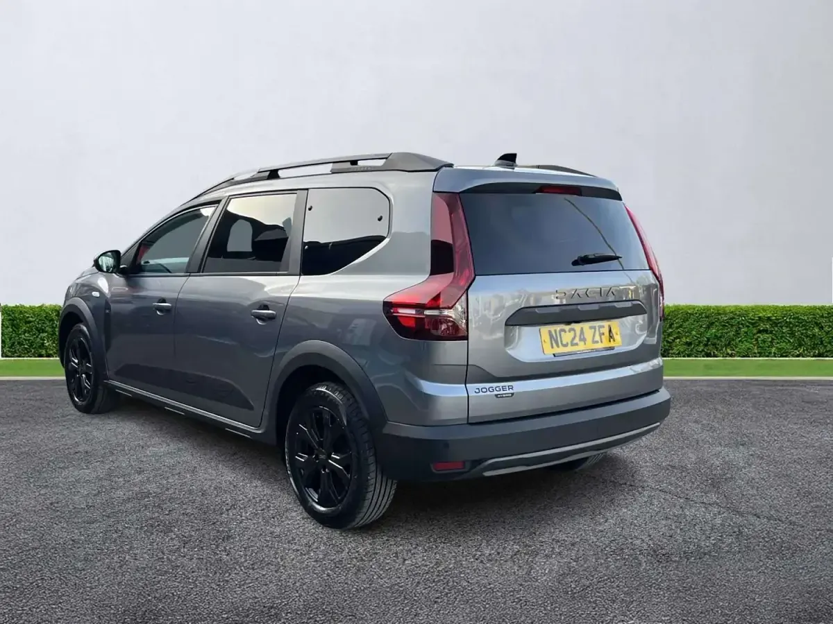 Używany Dacia Jogger Extreme 140 KM (102 kW) 2024 Szary Minivan