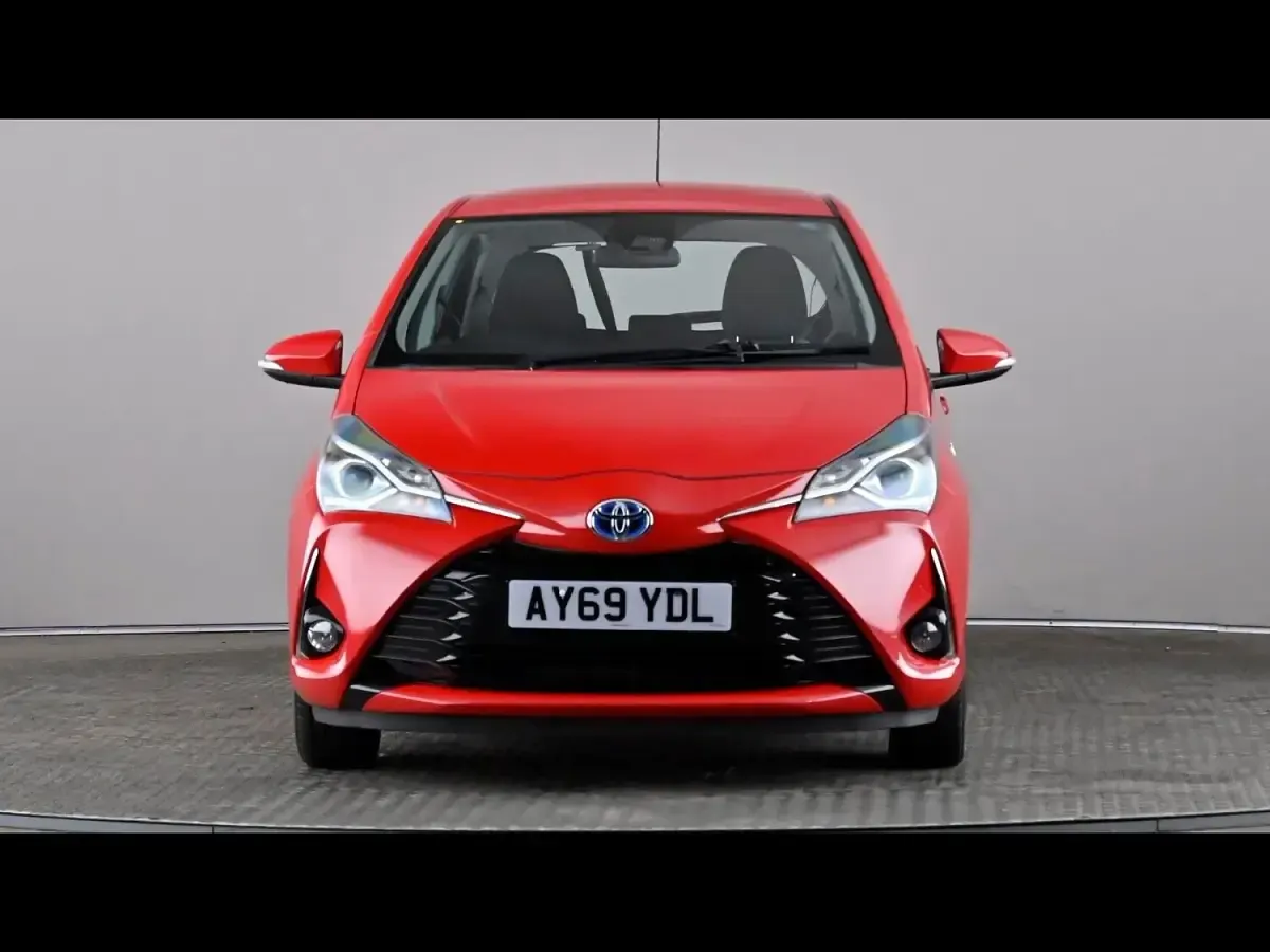 Used Toyota Yaris Hybrid 101 HP (74 kW) 2019 Red Hatchback
